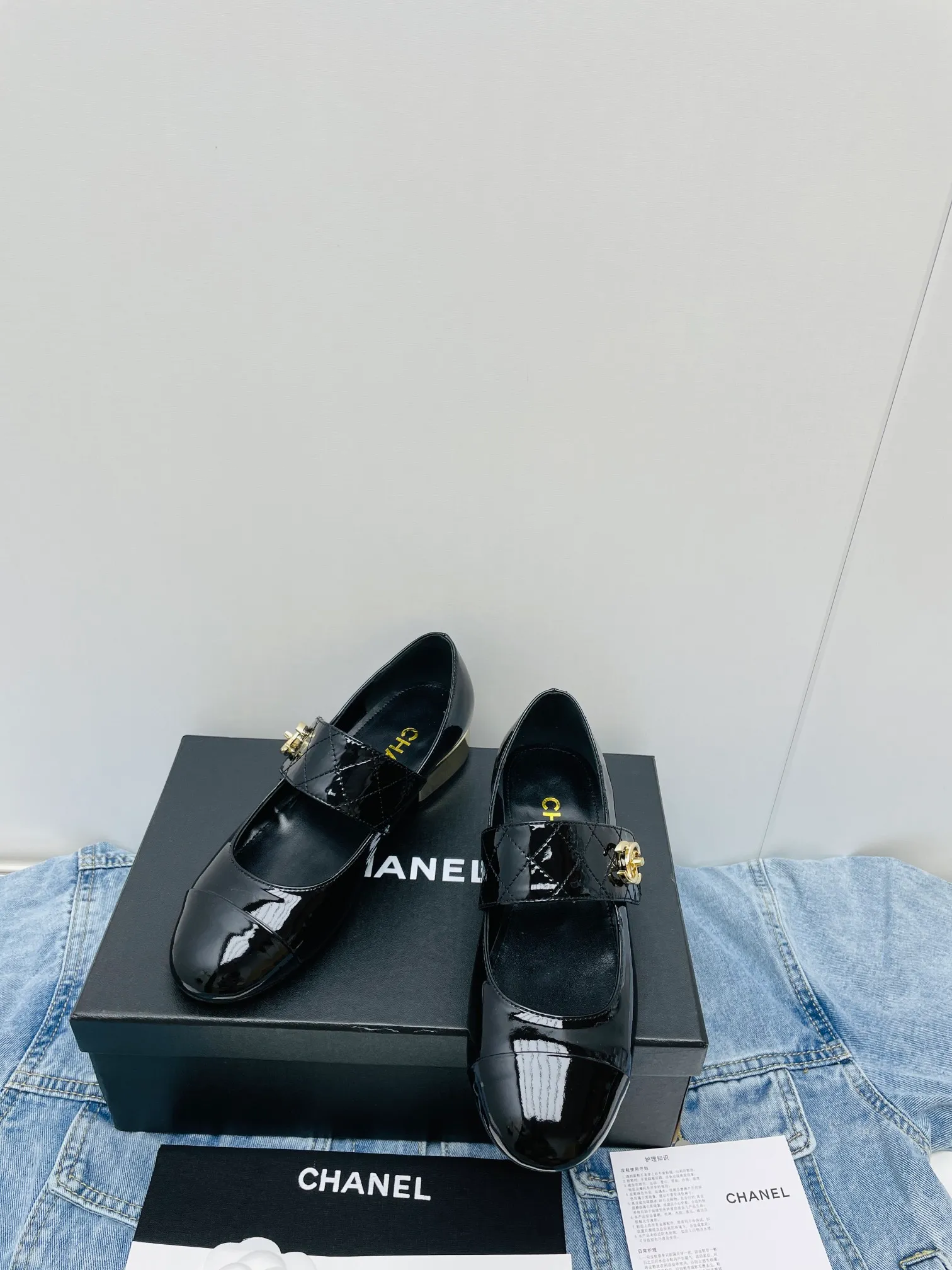 👟👟Ex-factory price 480👟👟 Hot new model CHANEl 2023s Chanel classic rhombus Mary Jane shoes Celebrity favorite of Internet celebrities Xiaohongshu highly recommends this year's latest popular outfits A popular element you must not miss Personalized rust rhombus belt Elastic band and movable rotating metal buckle design suitable for any foot Soft lambskin lining Comfortable to wear and absorb sweat Fabric: Patent leather Lining: Sheepskin lining Outsole: Genuine leather outsole + electroplated heel Heel height: 3CM Code number: 35-40 (40 customized items are not returnable)